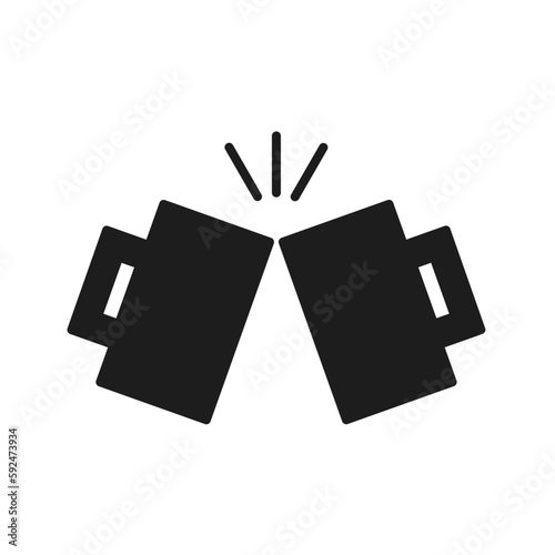 シンプルで黒い乾杯をするビールジョッキのアイコン