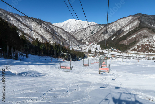 快晴の日本の福井県のスキー場のゲレンデ