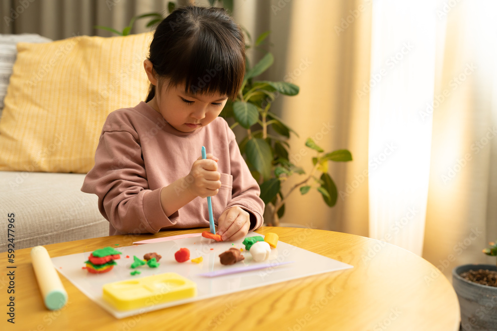 夜更かしして粘土遊びする子供 夜更かしして粘土遊びする子供