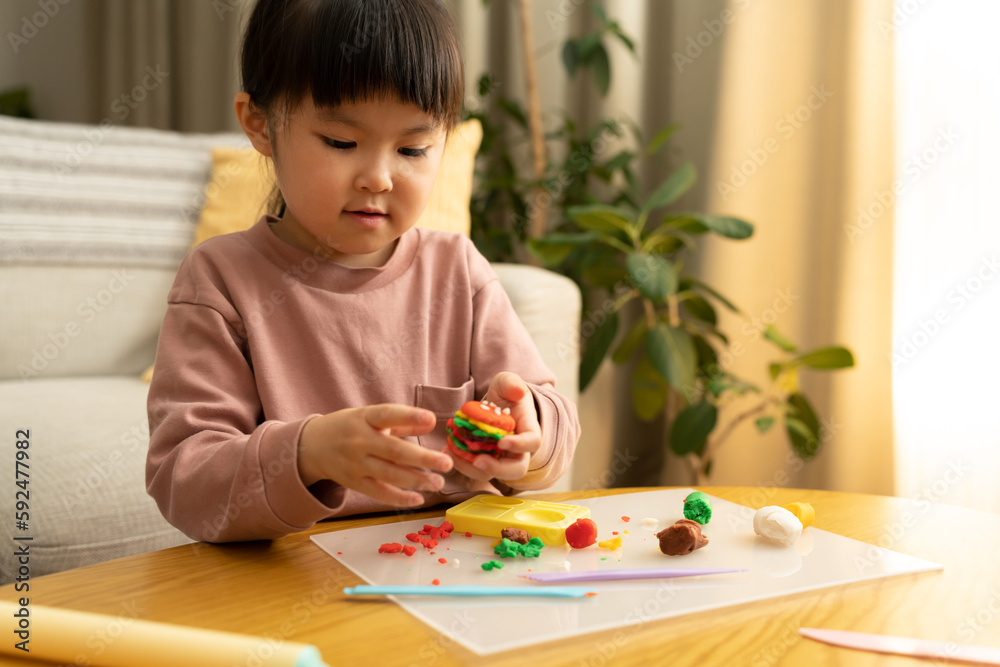 夜更かしして粘土遊びする子供 夜更かしして粘土遊びする子供