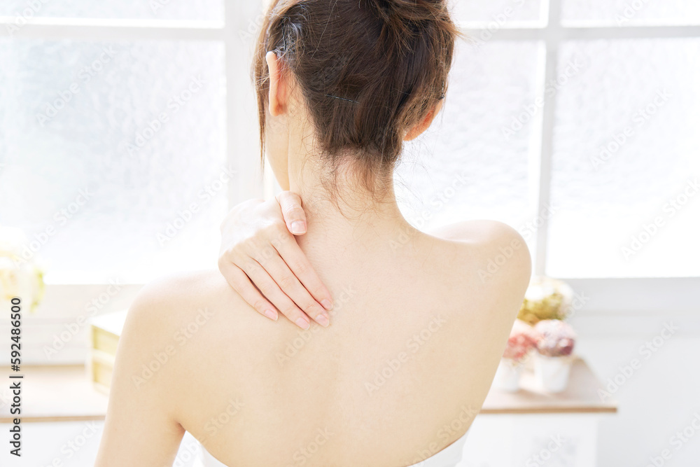 背中・肩のスキンケアをする若い女性 背中・肩のスキンケアをする若い女性