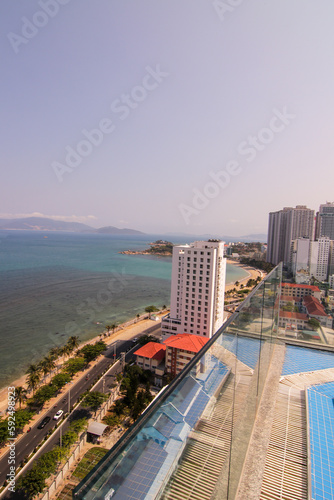 베트남 휴양도시 나트랑의 아름다운 해안선과 고층빌딩 풍경.공중사진
