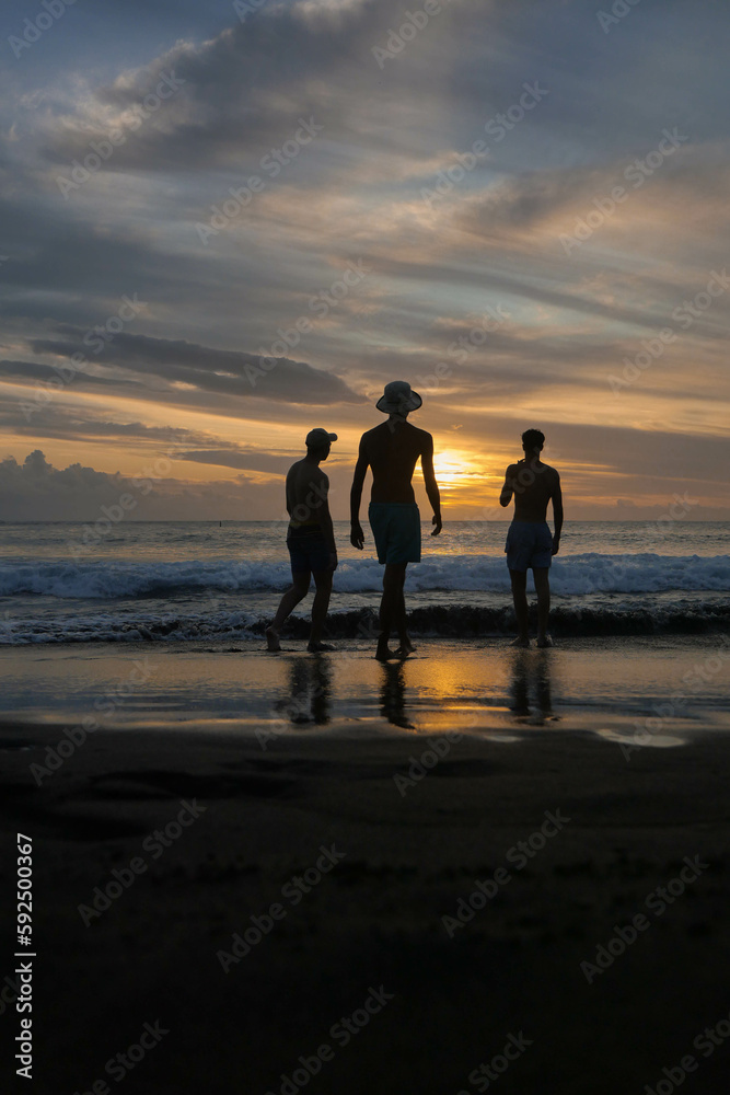Trois amis devant un coucher de soleil sur une plage de l'île de la Réunion. Trois amis devant un coucher de soleil sur une plage de l'île de la Réunion.