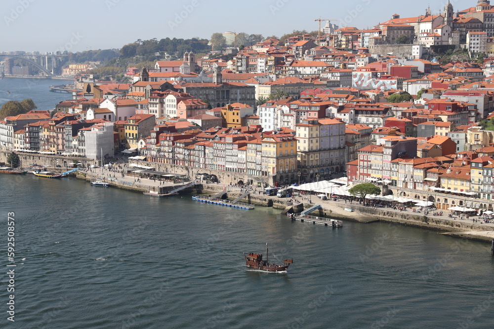 ポルトガル・リスボンのドウロ川と町並み
