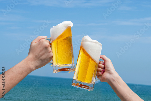 Foto 青空と海の前でビールで乾杯