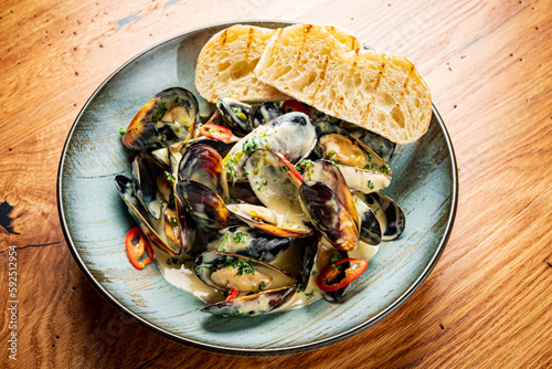 mussels with sauce and bread
