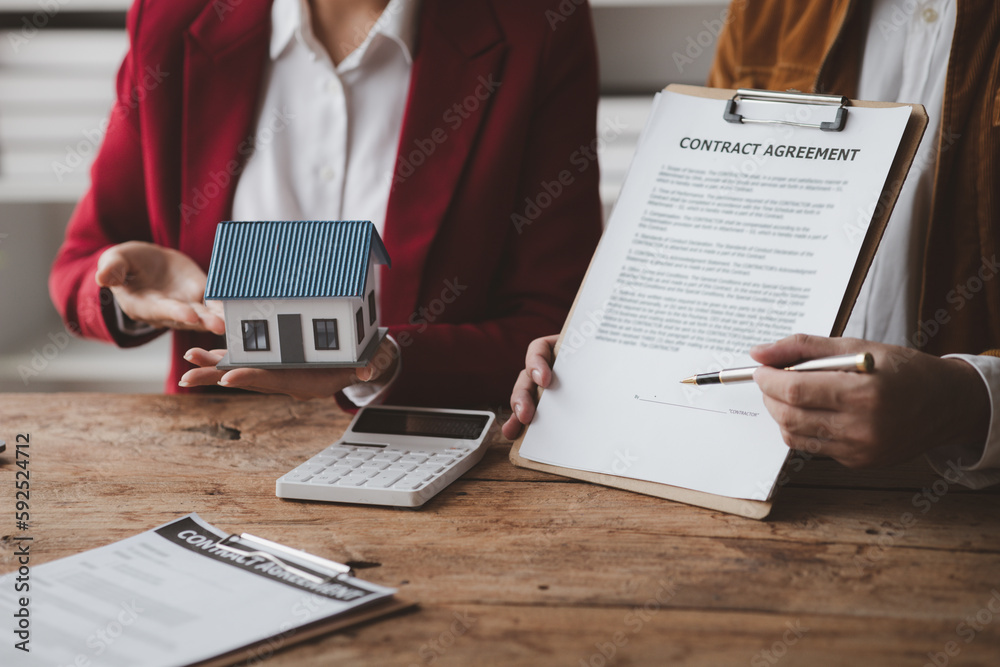 Real estate agents explain models of housing estates in projects to elaborate to clients, explaining and presenting information about homes and purchasing loans. Real estate trading concept. Real estate agents explain models of housing estates in projects to elaborate to clients, explaining and presenting information about homes and purchasing loans. Real estate trading concept.