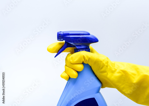 Sprzątanie domu w rękawicach ochronnych gumowych