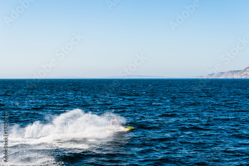 Hermosa vista de una pareja en moto de agua junto al mar en Islas Cíes, España