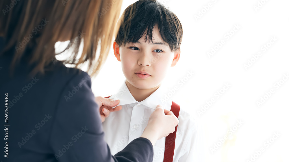 ママに着替えさせてもらう男の子 ママに着替えさせてもらう男の子