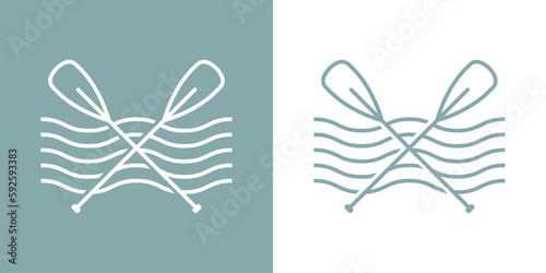 Logo aislado con silueta lineal de remos cruzados de kayak, canoa o paddle surf con olas de mar