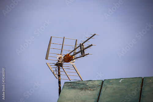 Eine VHF UHF Antenne auf einem Dach. Eine Antenne zum Empfang eines Radiosenders, oder TV Programme. photo