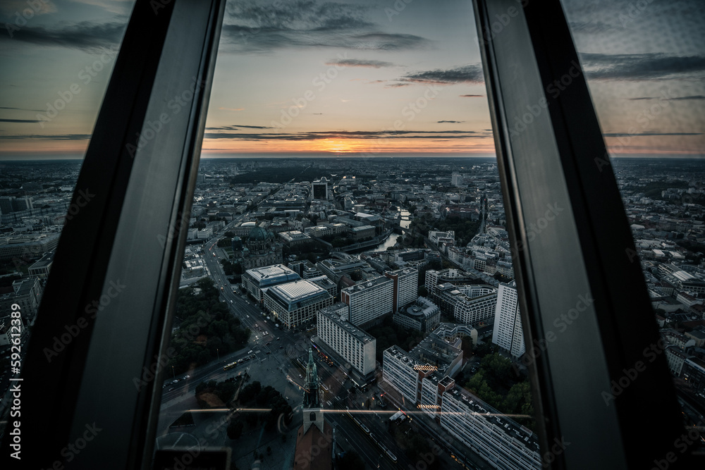 Naklejka premium Beautiful shot of a cityscape at sunset from a high tower