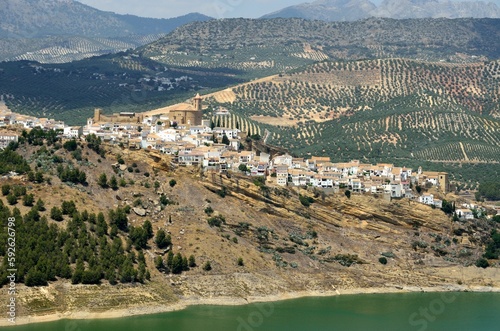 Vista de Iznajar sobre el embalse, Cordoba