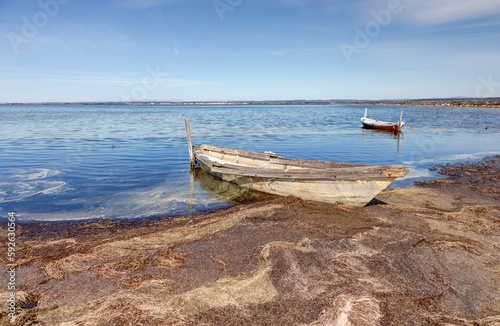 Barque   chou  e pr  s des salins de Villeroy    S  te dans le d  partement de l H  rault en r  gion Occitanie