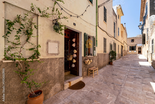 Obraz na płótnie Street in the old town of Mallorca, Alcudia. w salonie