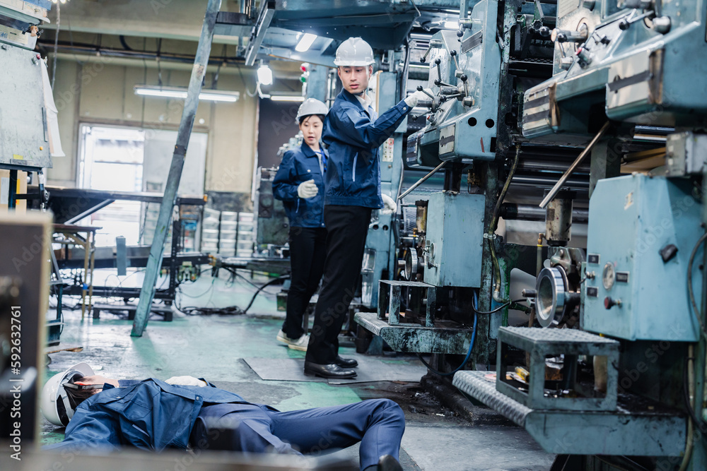工場で労災が発生し対処をするスタッフ 工場で労災が発生し対処をするスタッフ