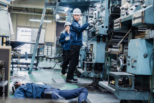 工場で労災が発生し対処をするスタッフ © maroke