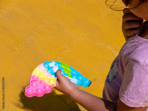 Obraz na płótnie Girl with rainbow popyt. w salonie