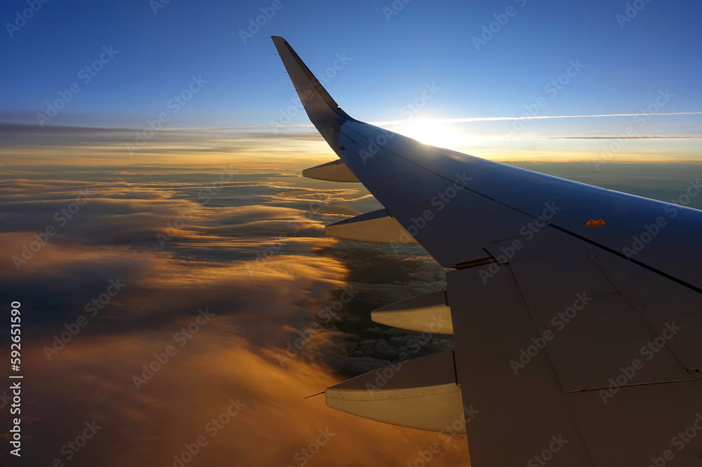 Obraz premium Blick aus einem Flugzeug, abends