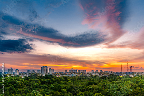 Fototapeta Naklejka Na Ścianę i Meble -  por do sol na cidade