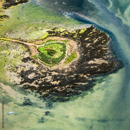 Fototapeta Naklejka Na Ścianę i Meble -  vue aérienne d'une île dans le Golfe du Morbihan en France
