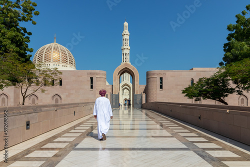Photography Araber vor Moschee in Oman