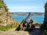 Cañón apuntando al mar en las ruinas del castillo de Fontán (siglo XVIII). Sada, A Coruña, España.