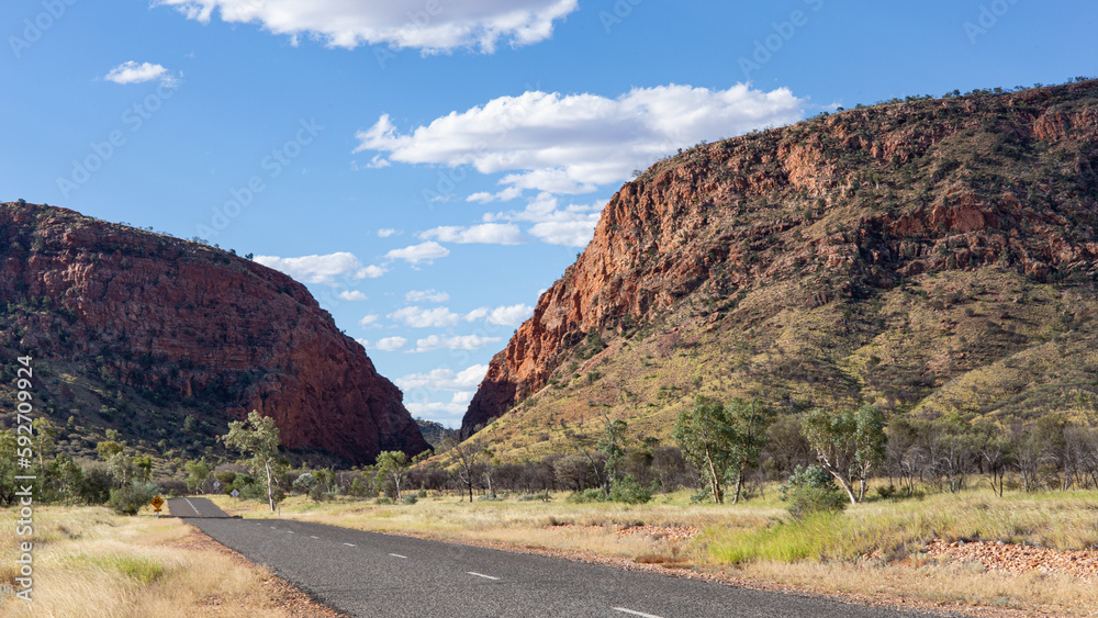 Simpsons Gap, eine Lücke in der Bergkette Mac Donnel Ranges mit Wasserloch Simpsons Gap, eine Lücke in der Bergkette Mac Donnel Ranges mit Wasserloch
