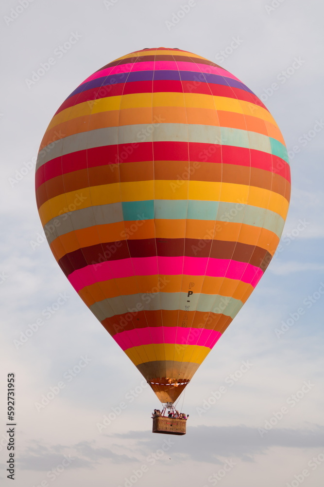 Balão de ar quente colorido voando em um dia de céu aberto sem nuvens Balão de ar quente colorido voando em um dia de céu aberto sem nuvens