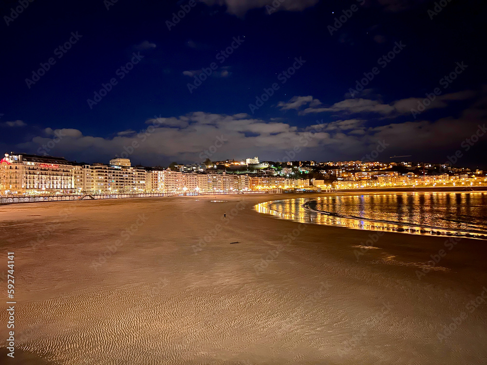 La Concha Strand in Donostia-San Sebastian bei Nacht