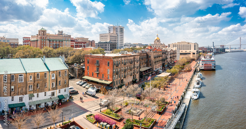 Aerial view of Savannah, Georgia skyline along River Street. Savannah is the oldest city in the U.S. state of Georgia and is the county seat of Chatham County. - obrazy, fototapety, plakaty 