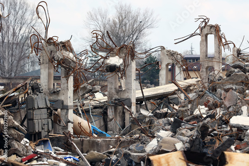 Rozbiórka. Rozwalone budynki mieszkalne w mieście spowodowane wybuchem bomby w czasie wojny