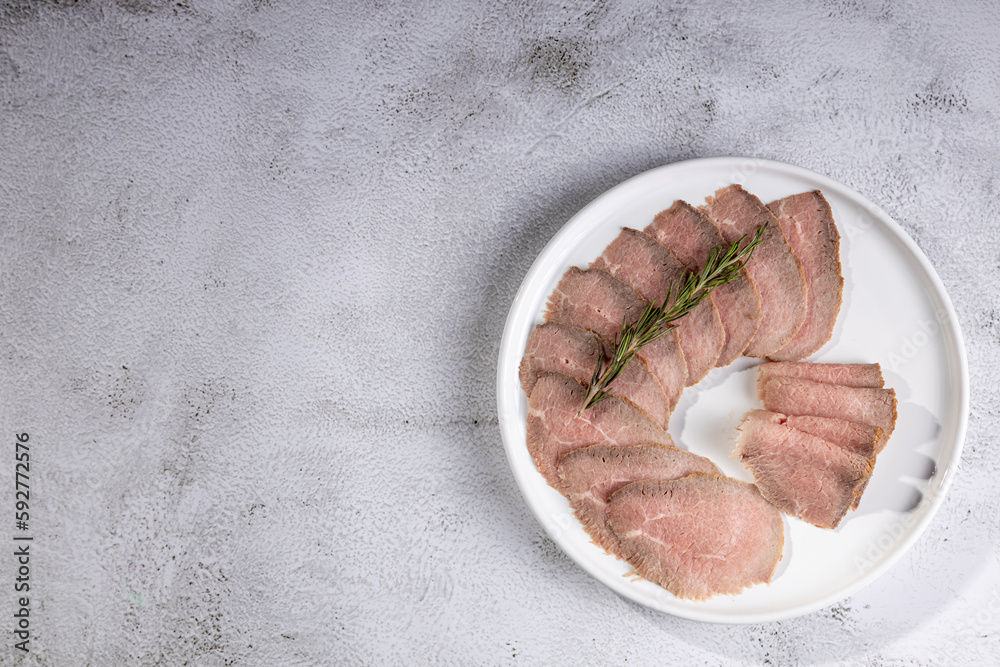 Obraz premium Sliced roast beef on plate.