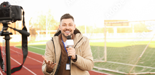 Male reporter with micropho...