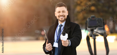 Male journalist with microp...