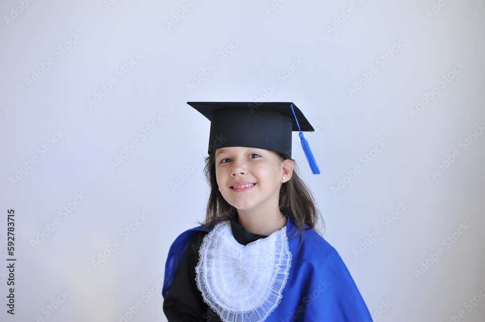 menina feliz em formatura graduação infantil em fundo branco menina feliz em formatura graduação infantil em fundo branco
