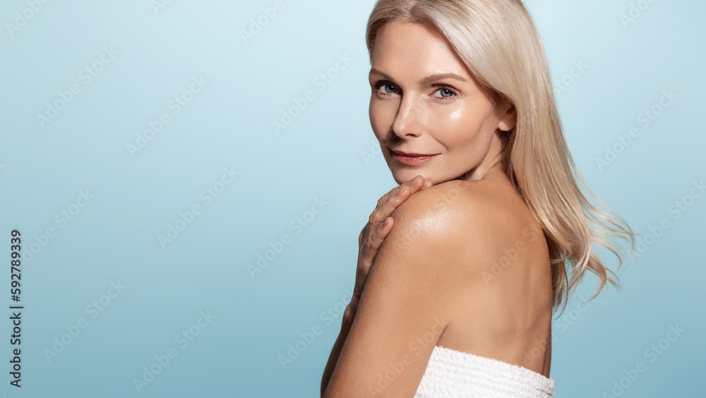 Foto de Mature old lady with beautiful glowing body and face, looks