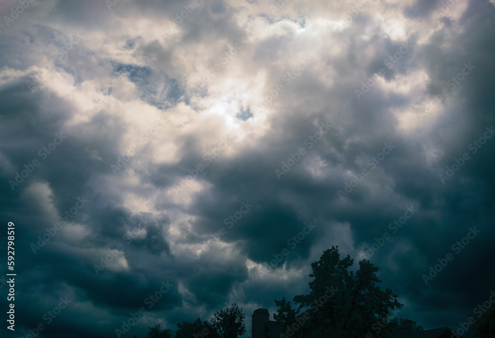 Obraz premium sunlight peeking through a dramatic cloudy sky