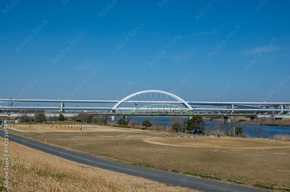 Obraz premium 川口市の河川敷とタワマン