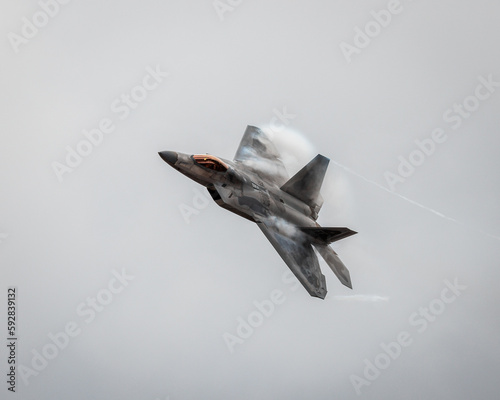 Cuadro en lienzo F-22 Raptor Air Show Demo Flyover