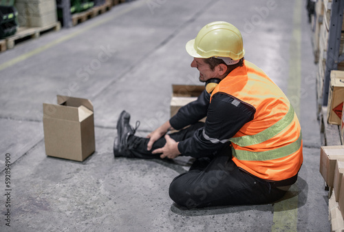 Billede på lærred A warehouse worker was seriously hurt when a piece of loaded merchandise slipped and fell on him