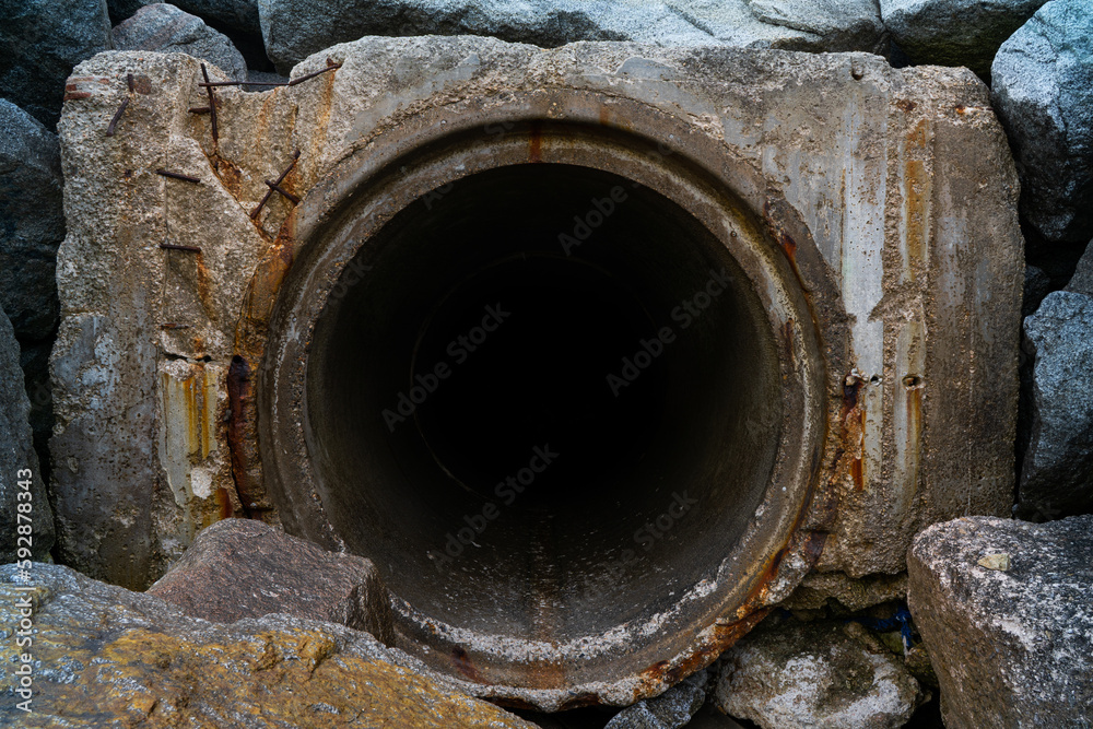 Gran tubería de drenaje de hormigón para residuos fecales. Gran boca de tubería de hormigón