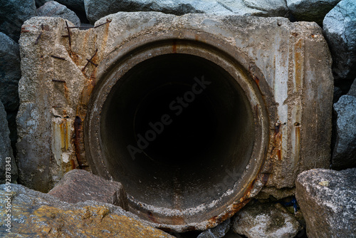 Gran tubería de drenaje de hormigón para residuos fecales. Gran boca de tubería de hormigón photo