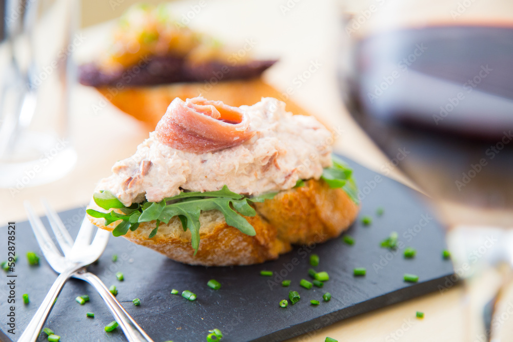 Tapa or skewer. A small slice of bread on which a small portion of food is placed is called a skewer. Tapa or skewer. A small slice of bread on which a small portion of food is placed is called a skewer.