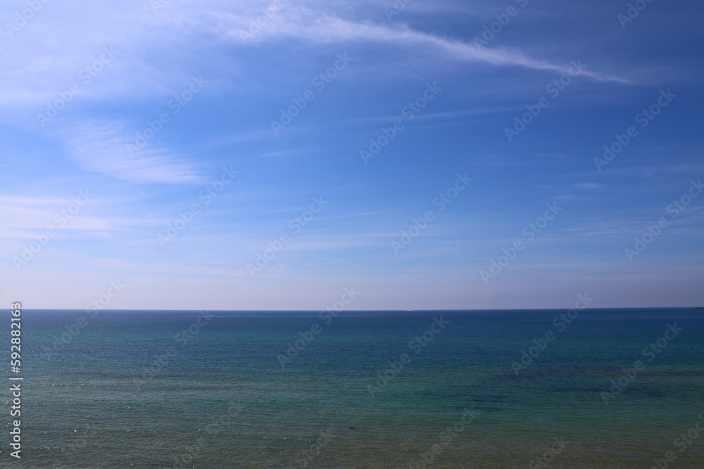 能登半島の風景、青い空と日本海。遠く水平線が広がる。