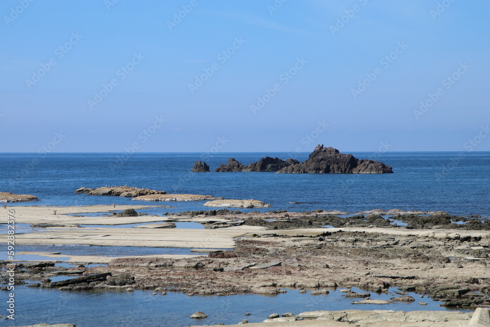 能登半島の風景、青い空と日本海。門前町大泊の海、海に浮かぶ岩場。