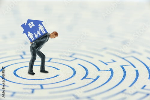 Fotografia Crisis of high burden of consumer debt, financial concept : Client bears a house and find the way to escape