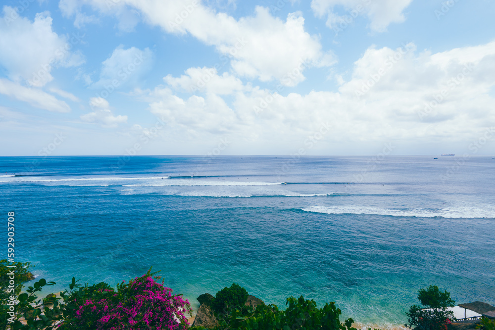 Obraz premium Panoramic view of the beach. The sea wave rolls on the shore.