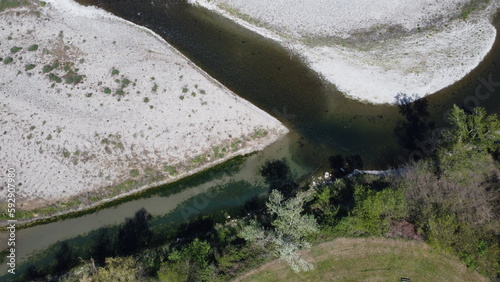 Siccità provoca la crisi idrica in Italia ma anche in tutta l'europa. Il drone riprende dall'alto il fiume in secca senza acqua potabile per le nostre città e campagne agricole - 02